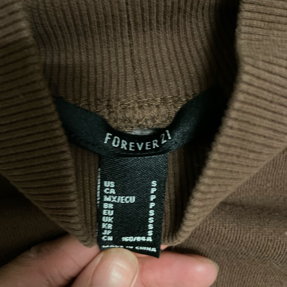 new condition, not worn, cropped, and covers partial neck